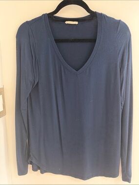 Women's Navy V-Neck Long Sleeve Tee